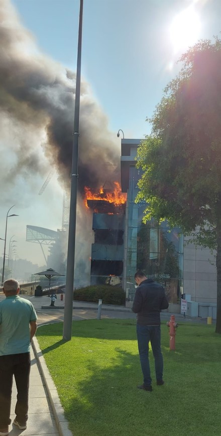 İstinye Park AVM'de korkutan yangın! Çatı katından alevler yükseldi