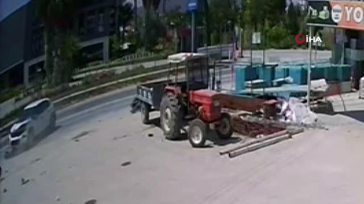 Otomobille çarpışan motosiklet sürücüsü havada takla atarak yere düştü...Feci kaza kamerada