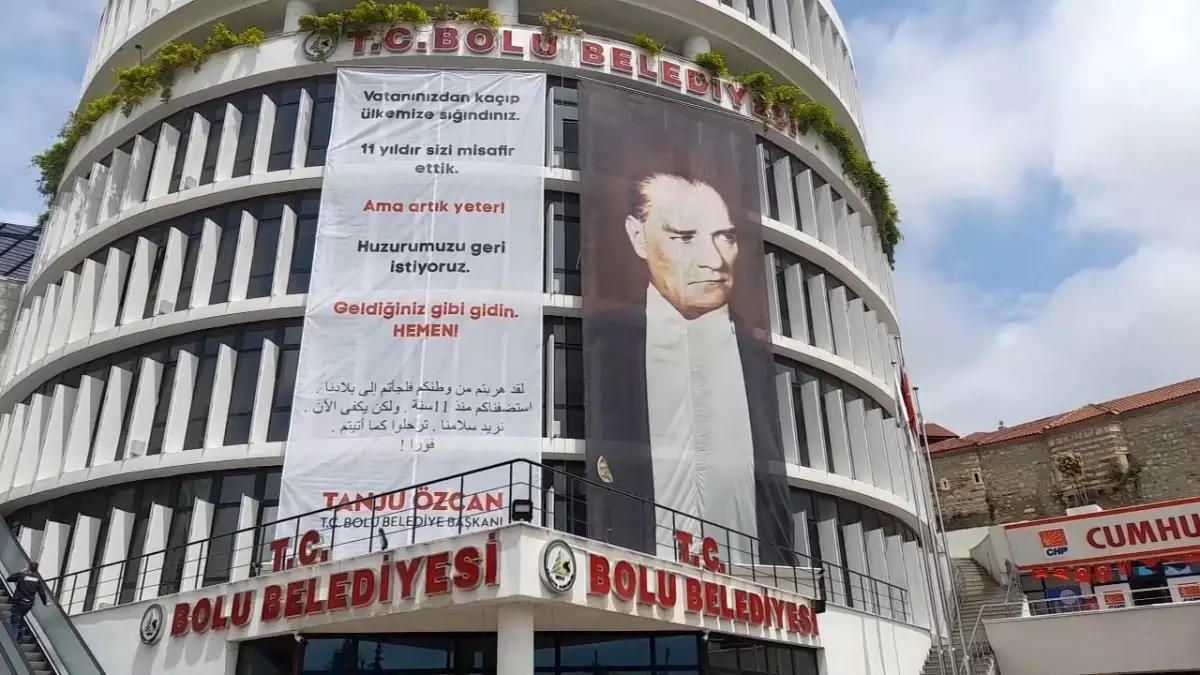 Bolu Belediyesi'ne Sığınmacı Pankartı Seçim Yasaklarına Takıldı