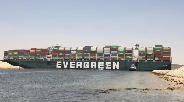 Süveyş Kanalı'nda bir gemi krizi daha! Kısa sürede çözülen olay akıllara Evergreen'i getirdi