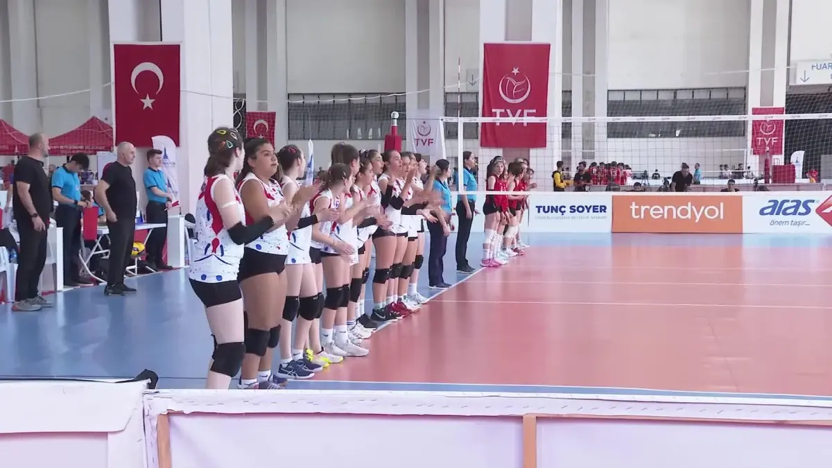 İzmir Büyükşehir Belediye Başkanı Tunç Soyer, Voleybol Altyapılar Türkiye Şampiyonası\'na katılan sporcularla buluştu