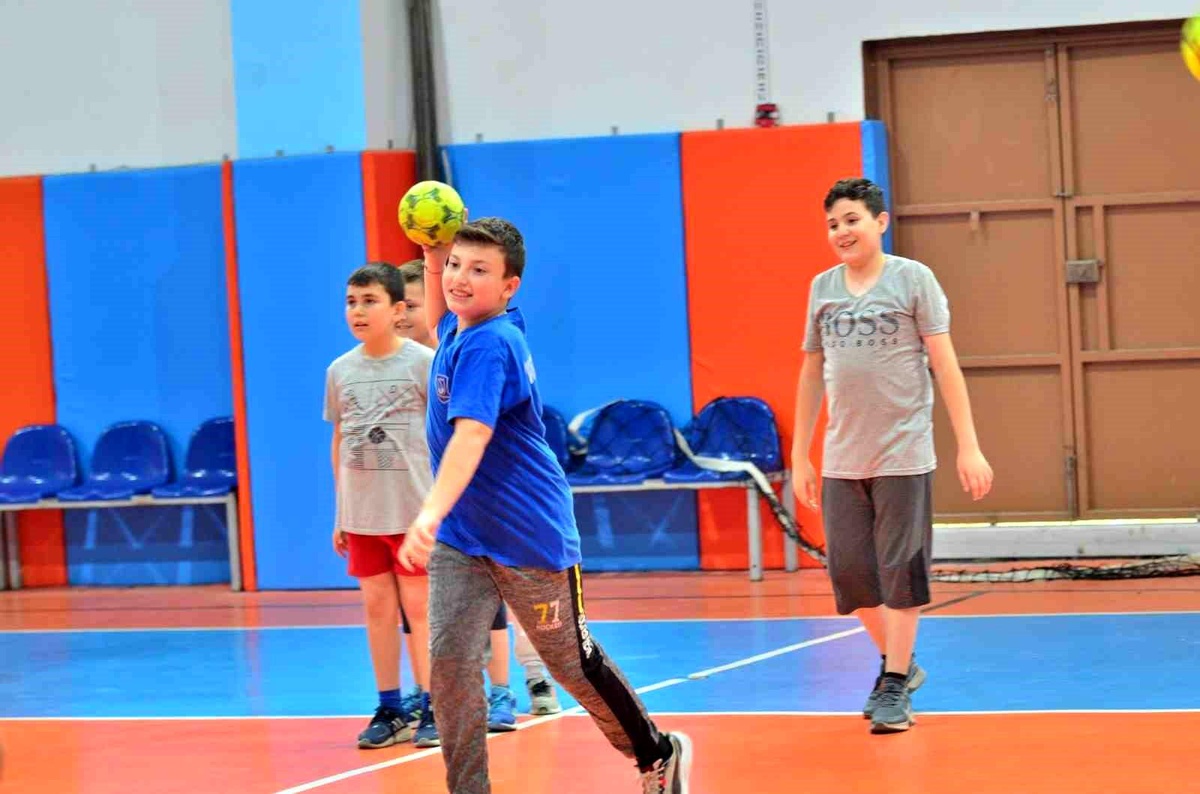 Yunusemre Belediyespor\'un okul taramalarıyla hentbol altyapısı büyüyor