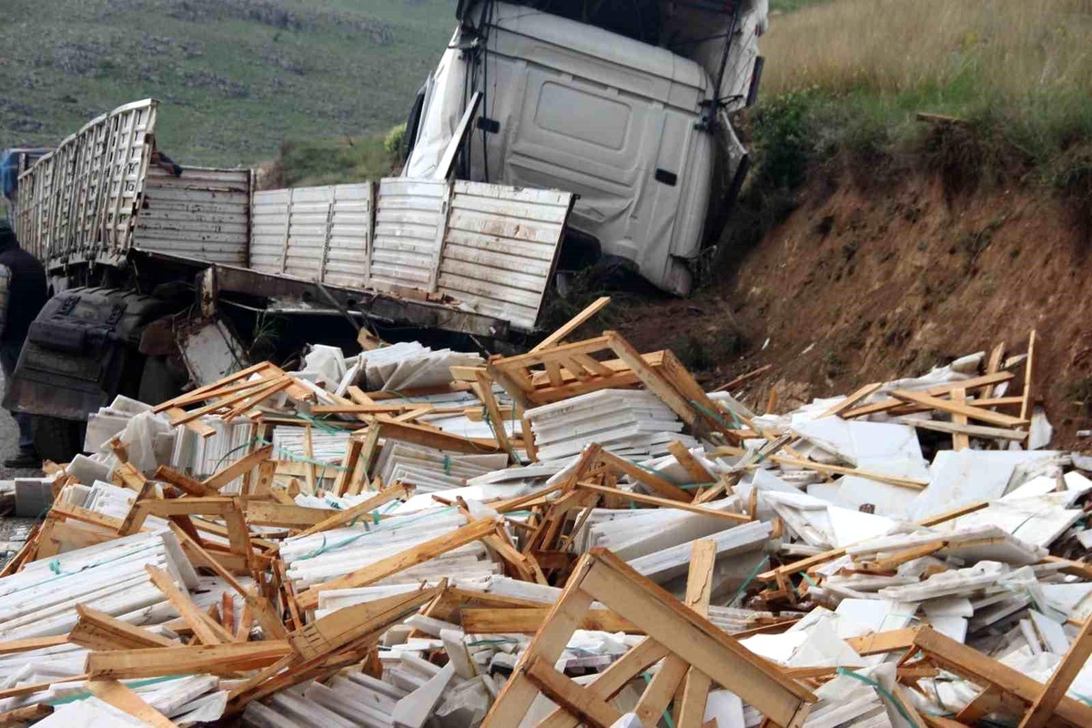 250 bin TL\'lik mermer kazada yola savrulup kullanılamaz hale geldi
