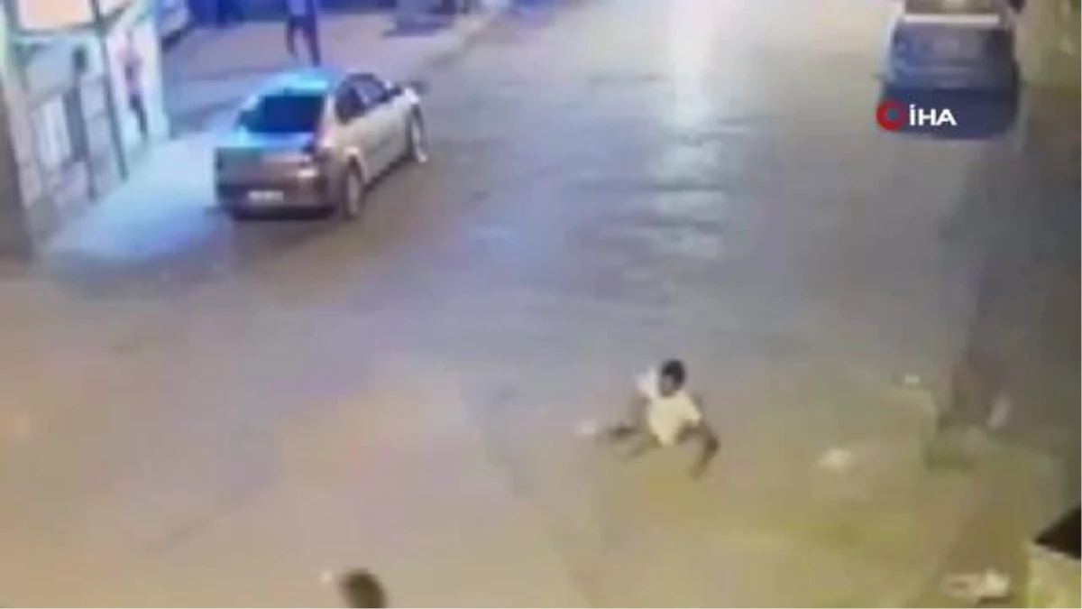 Adana\'da silahlı kavga: Bir şahsın vurulma anı kameraya yansıdı