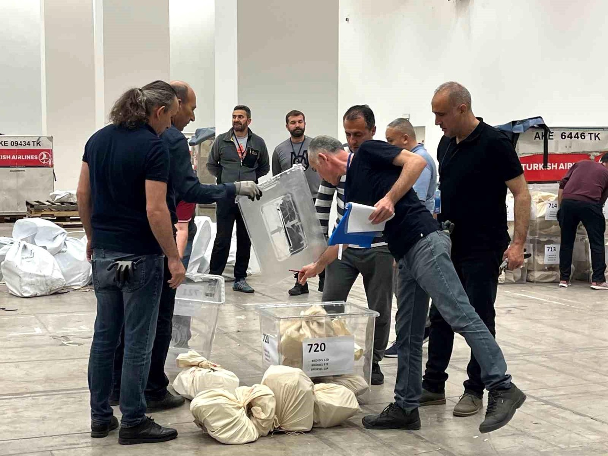 Ankara\'ya getirilen yurt dışı oyları 5 kilitli çelik kapıyla korunuyor
