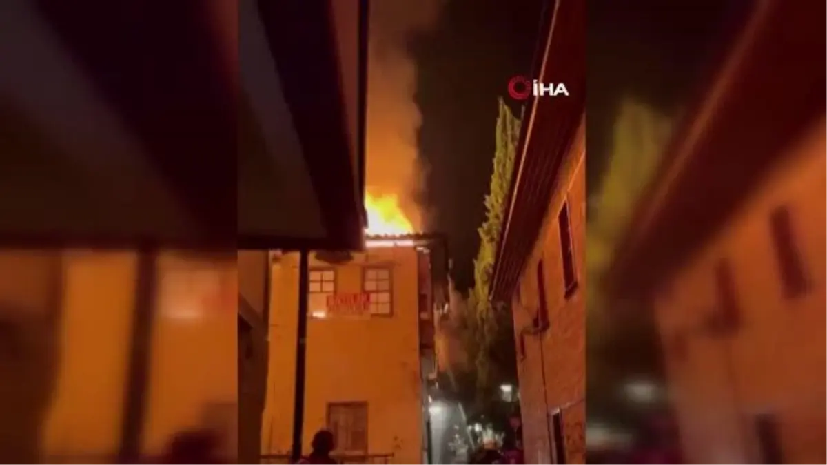 Antalya\'da 22 milyon lira bedelle satışta olan tarihi binadaki yangın geceyi aydınlattı