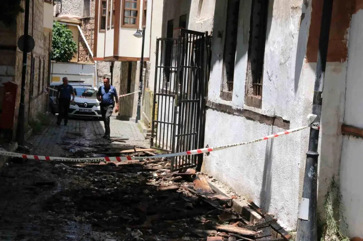 Antalya\'da 22 milyon liraya satışta olan tarihi binadaki yangın geceyi aydınlattı