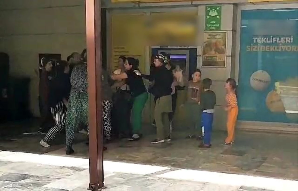 Denizli\'de ATM Kuyruğundaki Kadınlar Arasında Kavga Çıktı