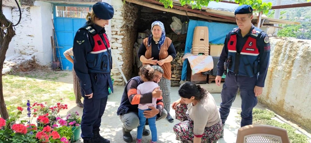 Aydın\'da jandarma ekipleri şehit ailelerini ziyaret ediyor