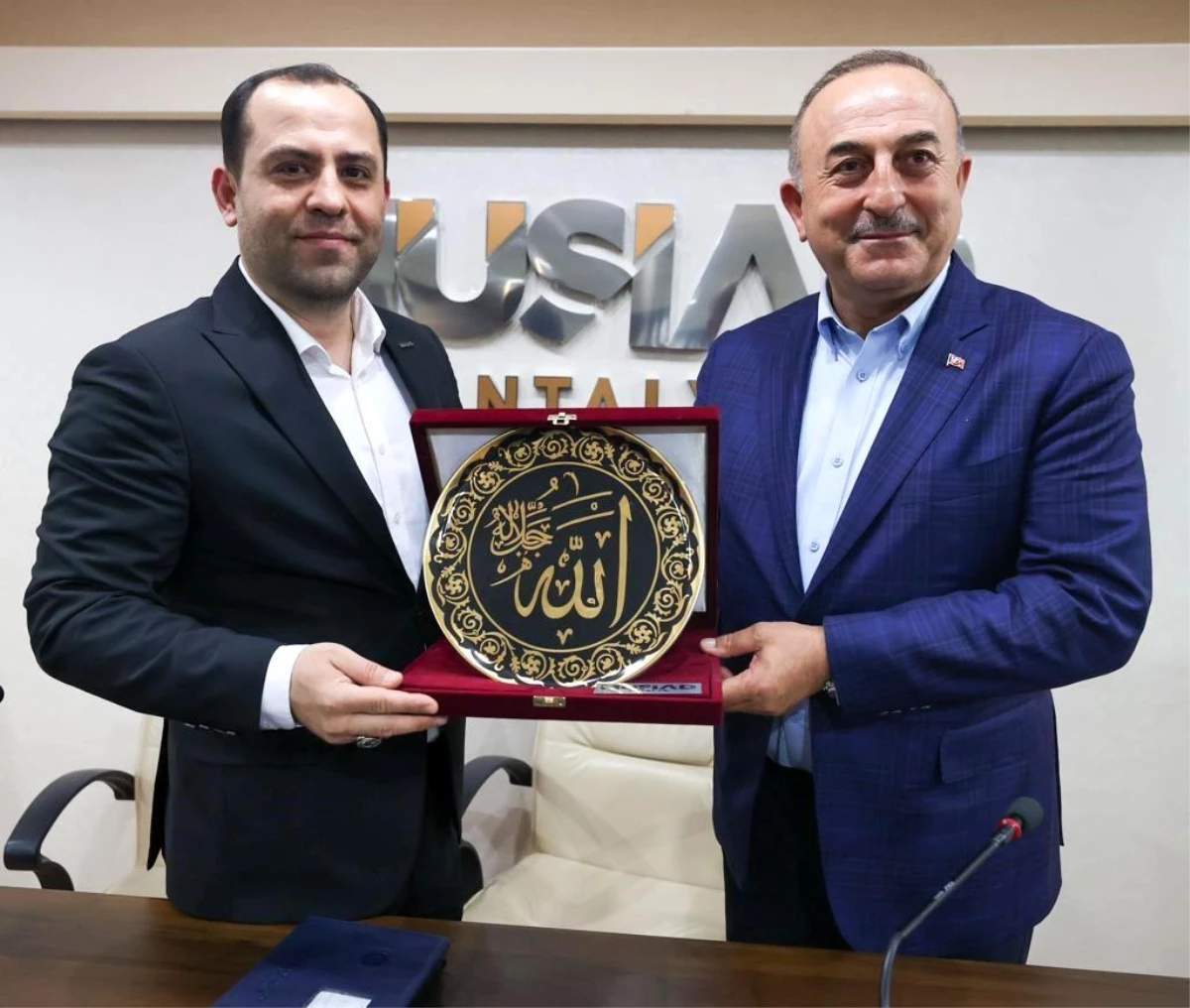 Dışişleri Bakanı Mevlüt Çavuşoğlu, MÜSİAD Antalya şubesini ziyaret etti