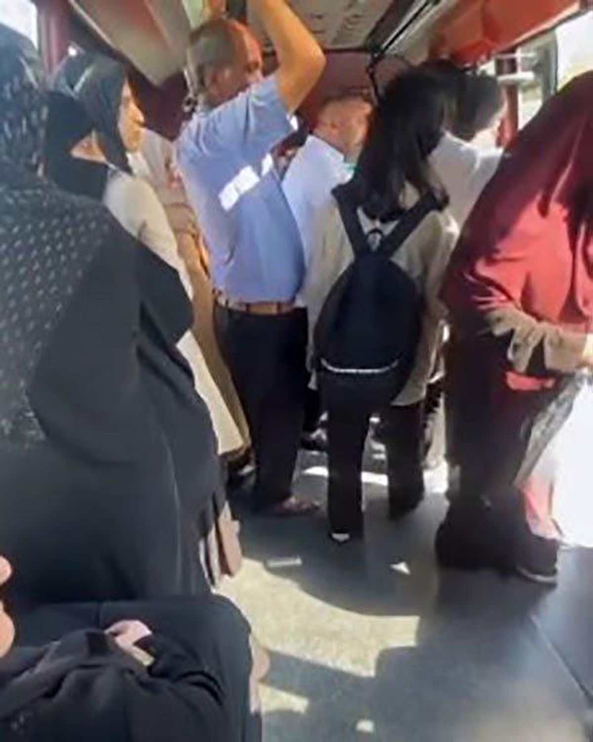 Başakşehir\'de şoför ücret ödemeyen öğrencileri minibüsten indirdi