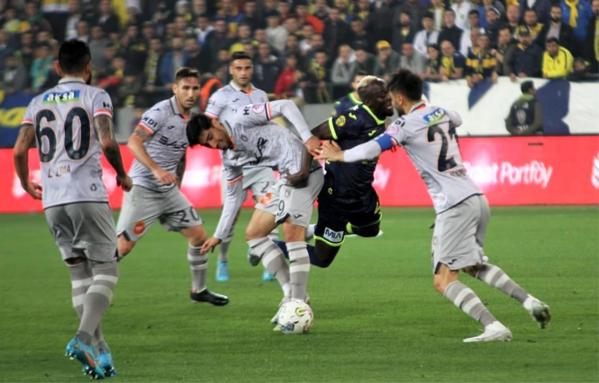 Medipol Başakşehir, Ankaragücü\'nü uzatmalarda mağlup ederek Türkiye Kupası finalinde Fenerbahçe\'nin rakibi oldu