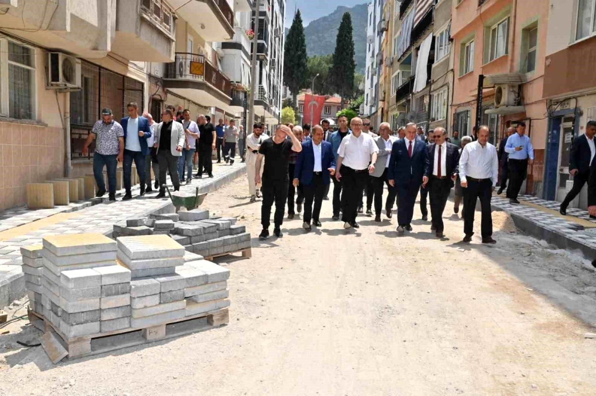 Manisa Büyükşehir Belediye Başkanı Cengiz Ergün, prestij cadde çalışmalarını inceledi