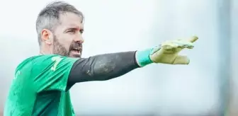 Bursaspor forması da giyen 37 yaşındaki kaleci Scott Carson, Manchester City ile nikah tazeledi