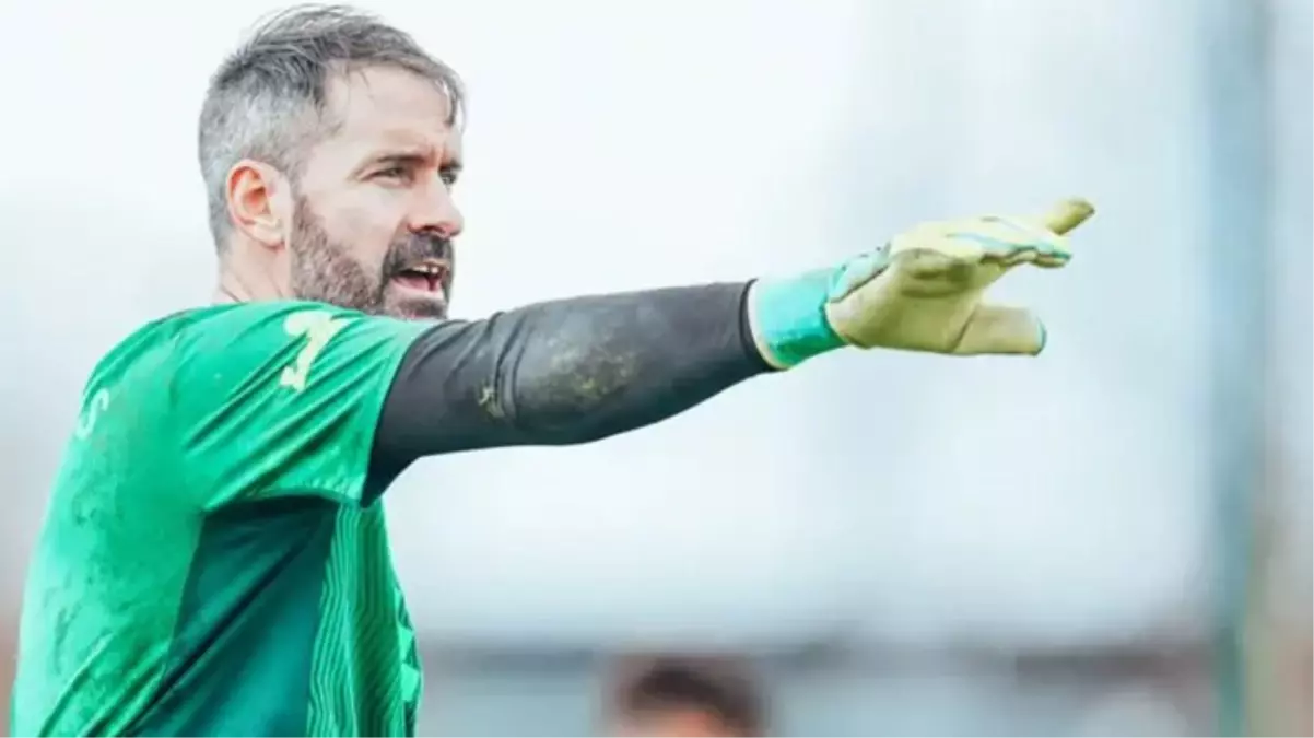 Bursaspor forması da giyen 37 yaşındaki kaleci Scott Carson, Manchester City ile nikah tazeledi