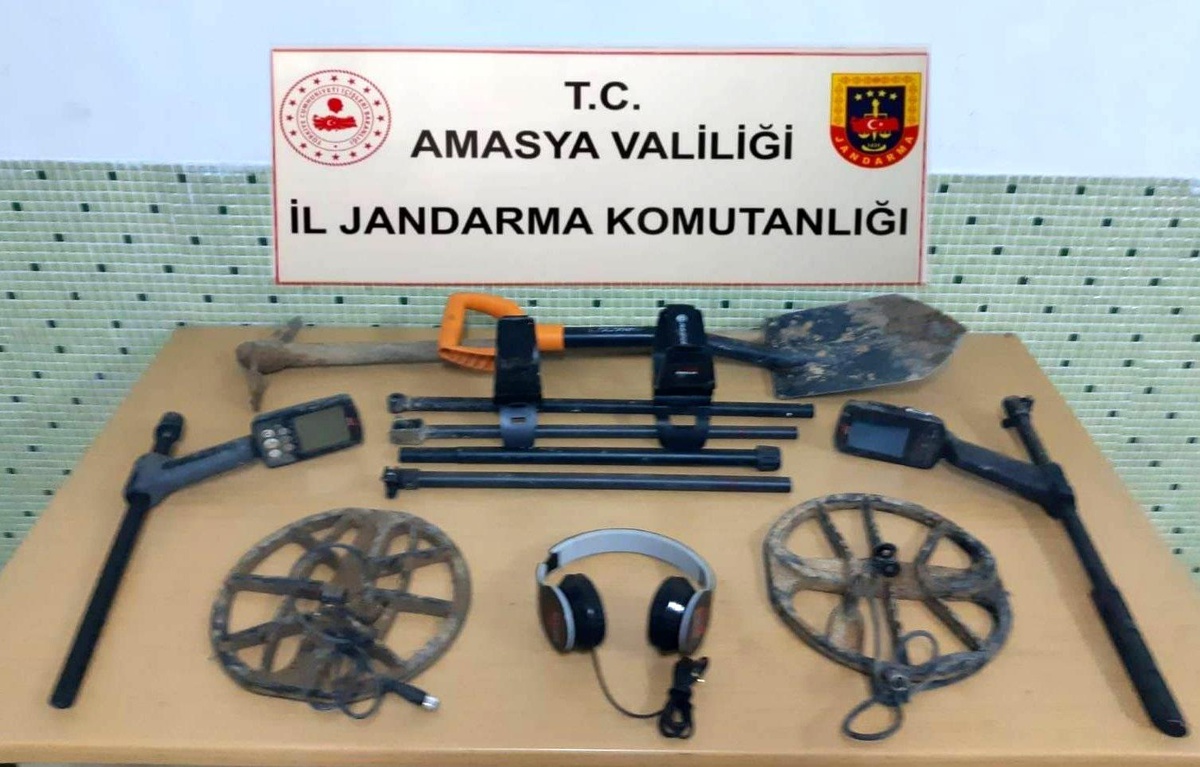 Dağlık arazide kaçak kazı yaparken jandarmaya yakalandılar