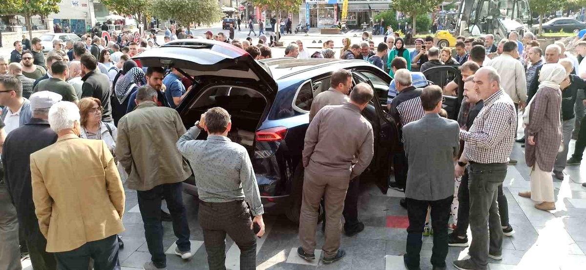 Devrekli Vatandaşlar Togg İle Fotoğraf Çektirmek İçin Sıraya Girdiler