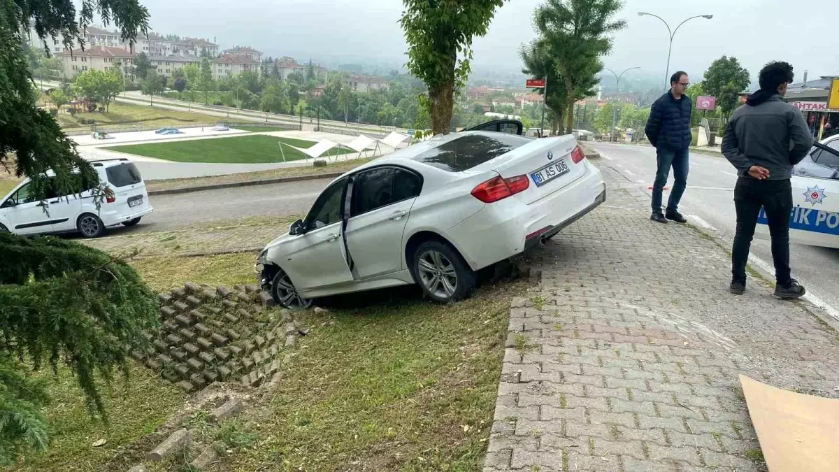 Düzce\'de otomobil aydınlatma direğine çarptı: 2 yaralı