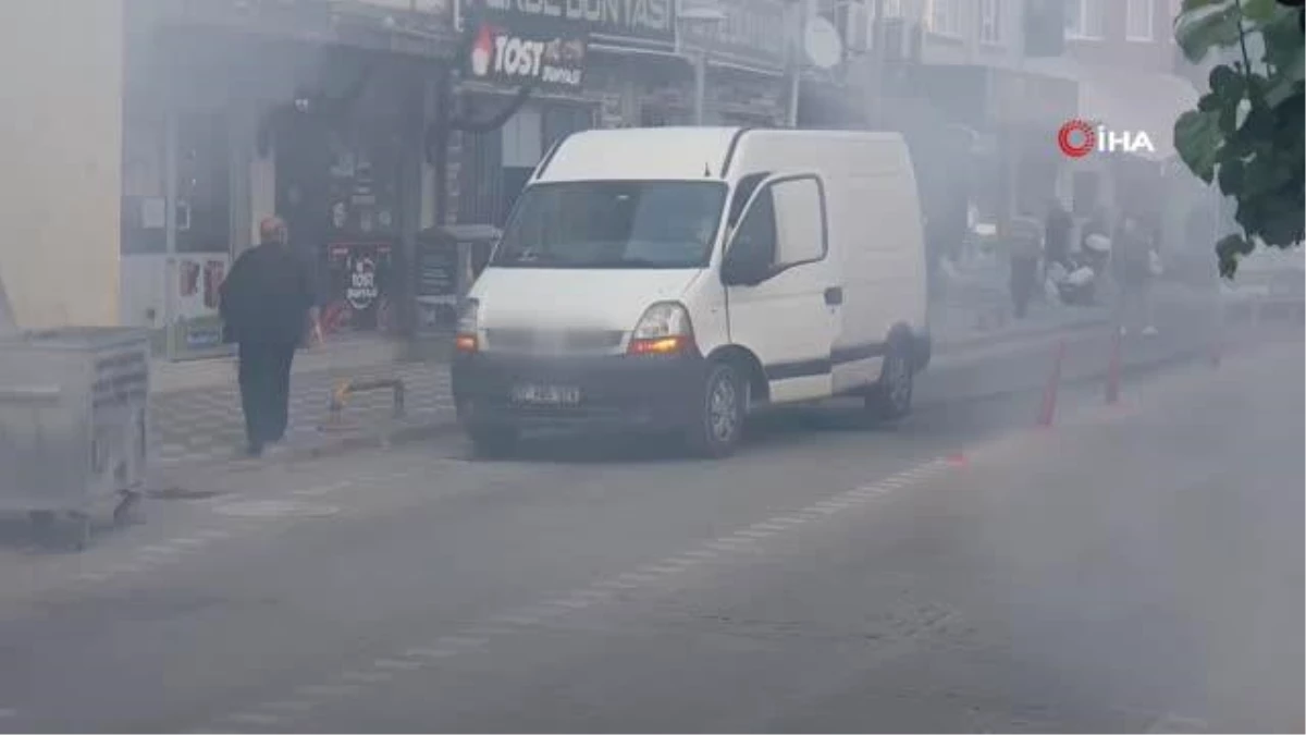 Edremit\'te caddeyi dumana boğan minibüs paniğe neden oldu