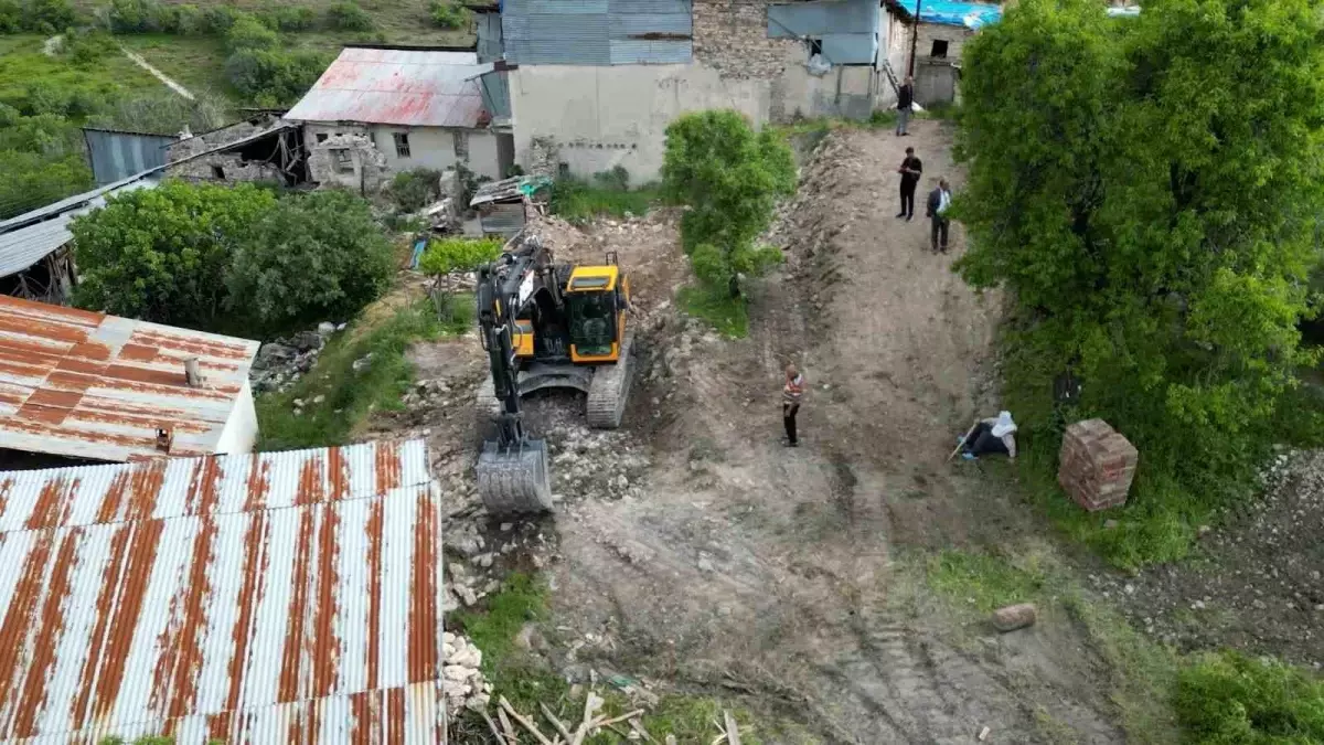 Elazığ\'da ağır hasarlı yapıların yıkımı başladı