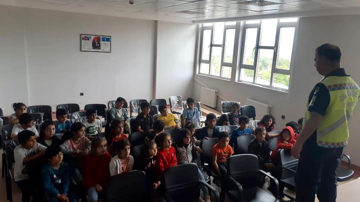 Elazığ\'da Jandarma Ekipleri Öğrencilere Trafik Eğitimi Verdi