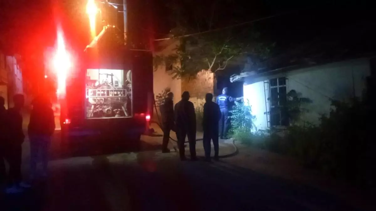 Sakarya\'da İki Katlı Evde Çıkan Yangın Söndürüldü