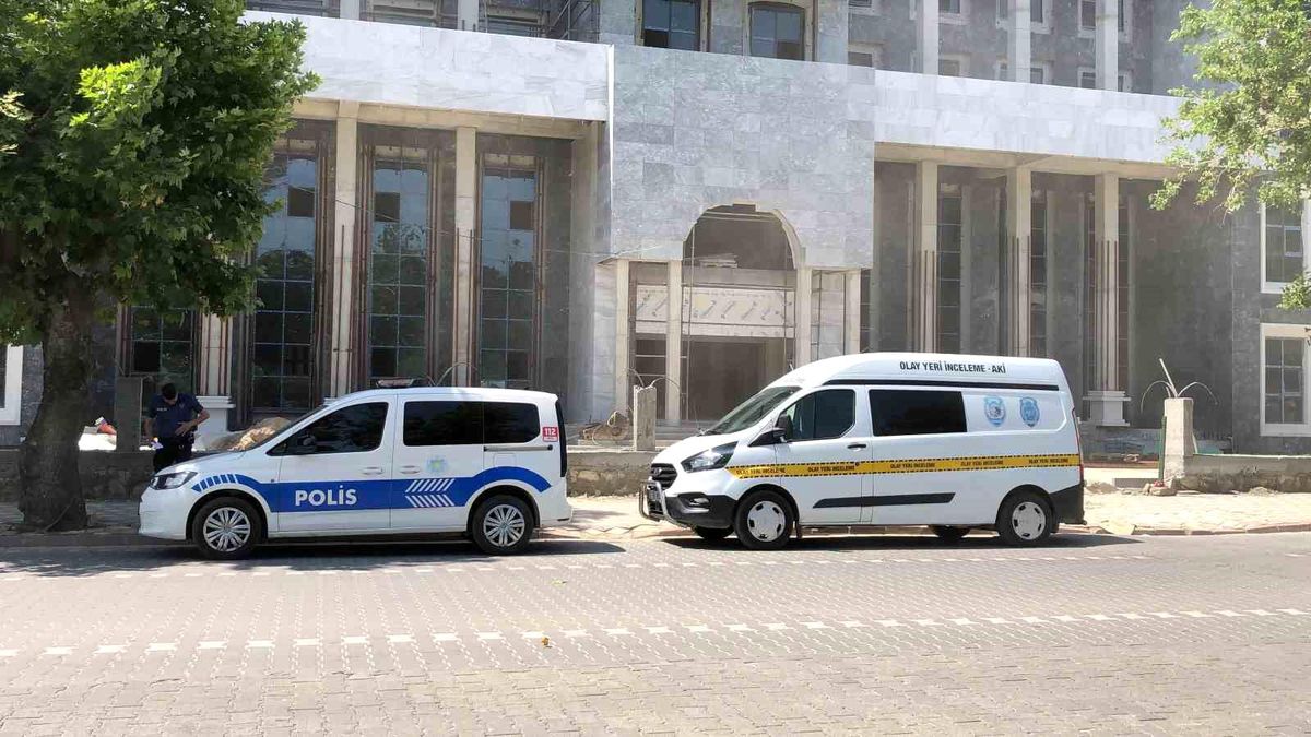 Balıkesir\'de İnşaattan Düşen İşçi Yaralandı