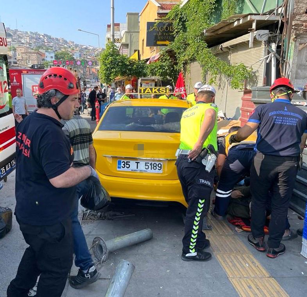İzmir\'de ticari taksi kaldırıma çıkıp yayaya çarptı