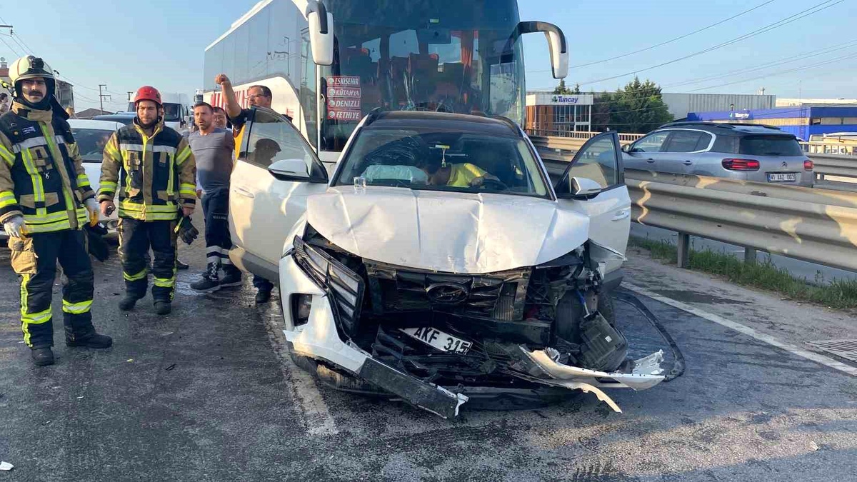 Kocaeli\'de 8 aracın karıştığı zincirleme kaza: 2 yaralı