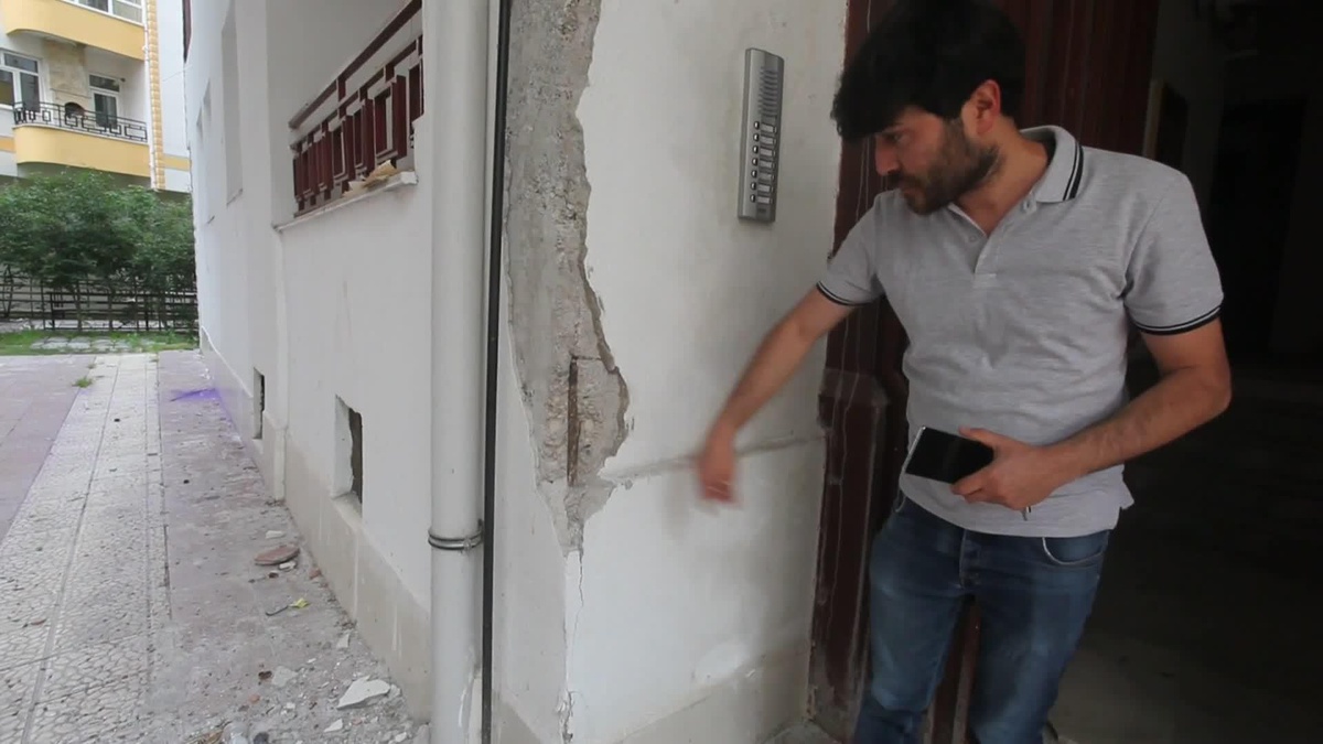Malatya\'da üç kez ağır hasarlı raporu verilen binaya itiraz sonrası az hasarlı raporu verildi