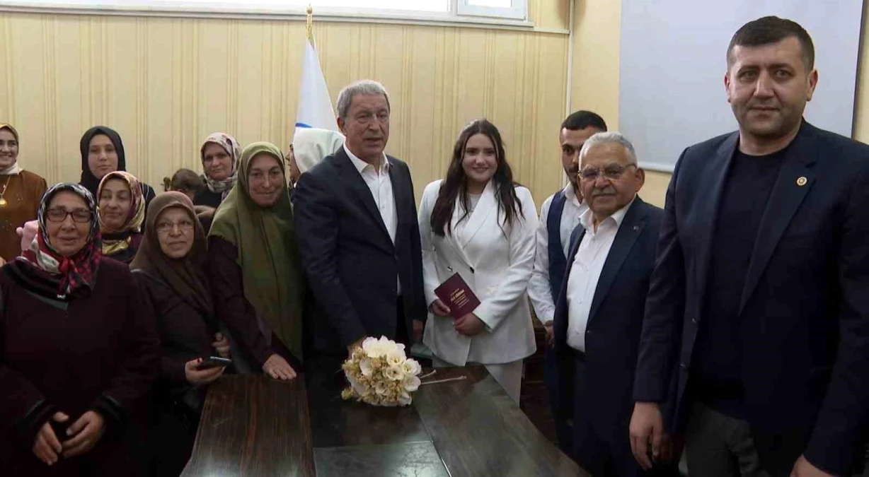 Milli Savunma Bakanı Hulusi Akar, Tomarza\'da bir nikaha sürpriz yaptı