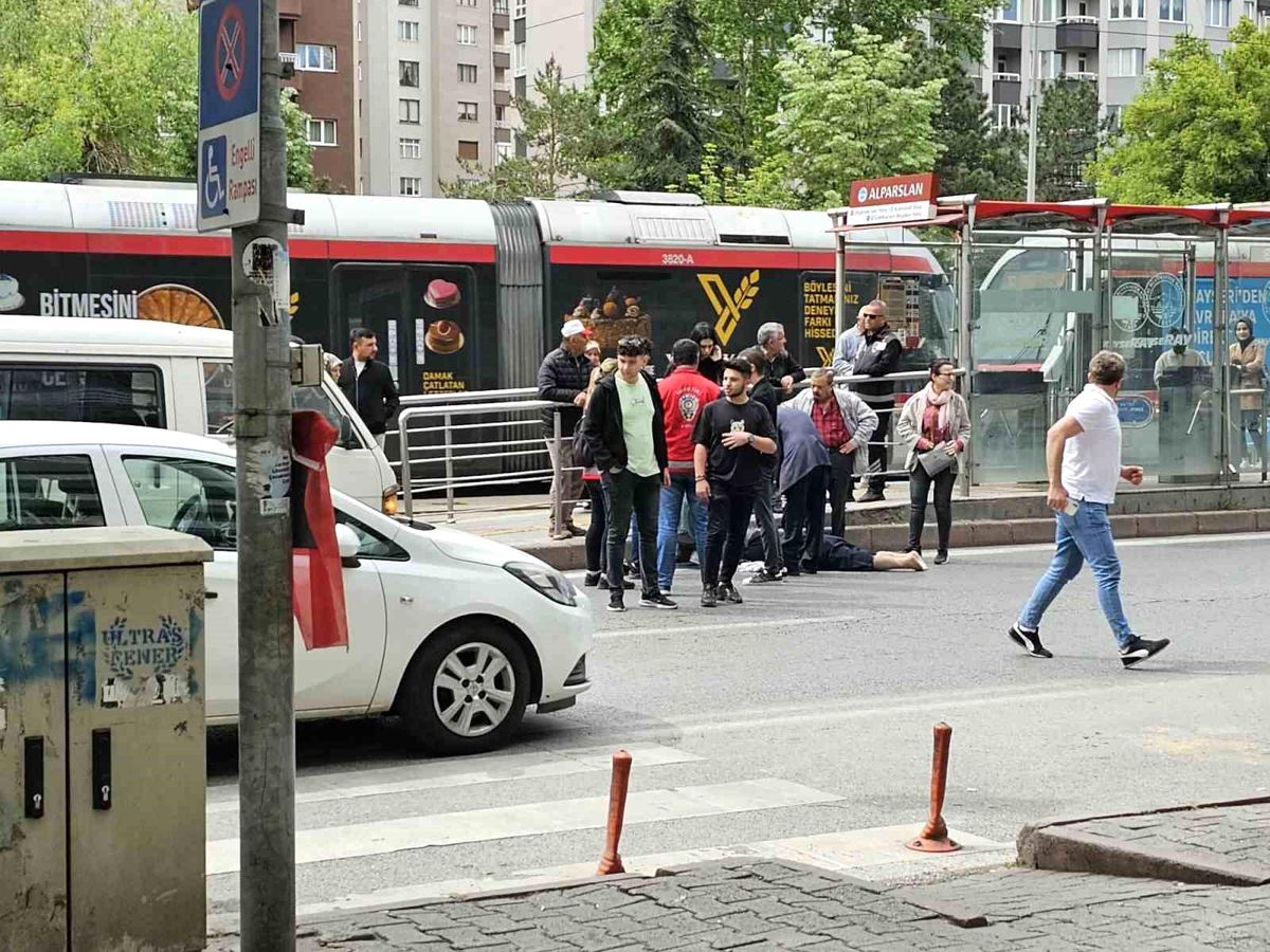 Minibüs Yaşlı Kadına Böyle Çarptı