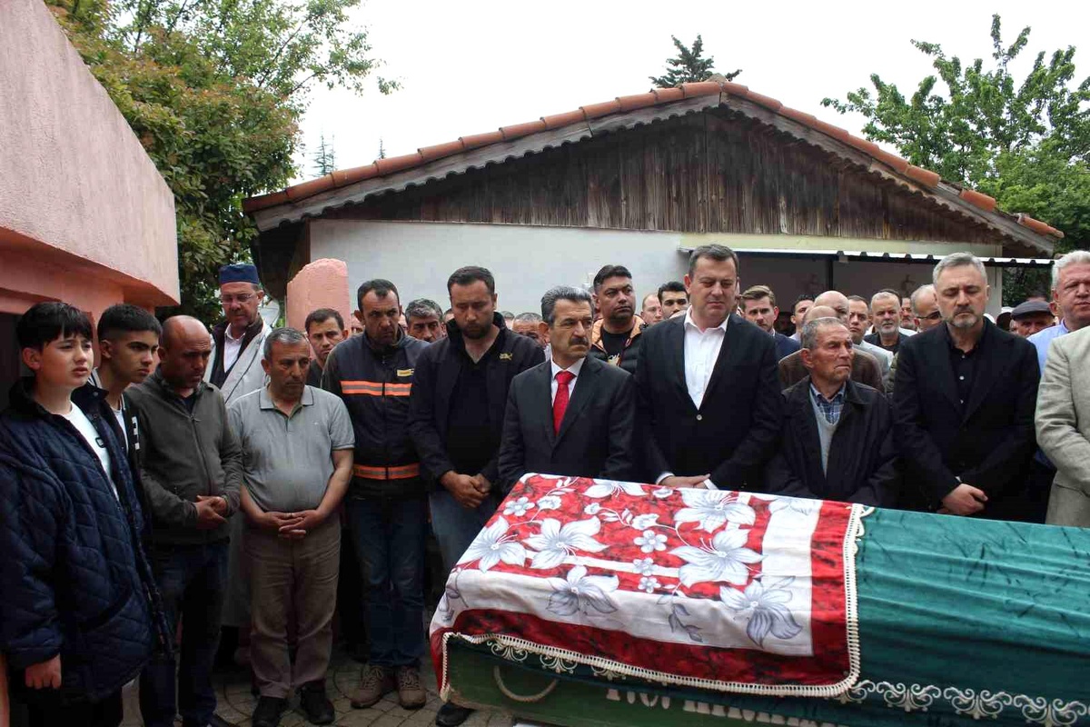 Nikahlarına bir gün kala hayatını kaybeden genç çift son yolculuklarına uğurlandı