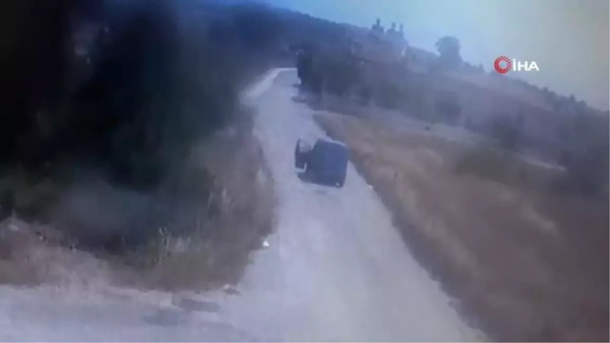 Seyir halindeki kargo aracı alev aldı, sürücü kendini son anda dışarı attı