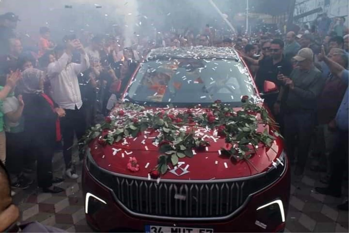 Yerli otomobil Togg, Manisa\'da çiçeklerle ve konfetilerle karşılandı