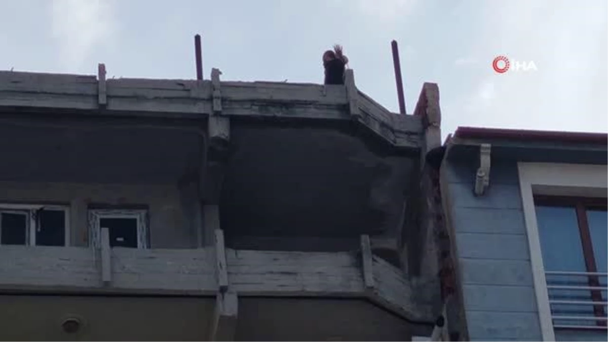 Denizli\'de 7 katlı binanın çatısına çıkan şahıs kurtarıldı