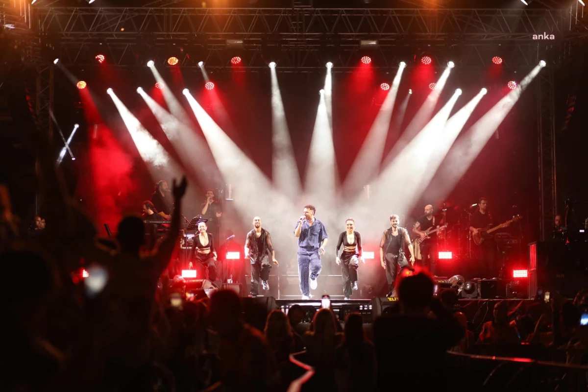 Akhisar Belediyesi\'nin düzenlediği Çağlak Festivali Edis konseri ile sona erdi