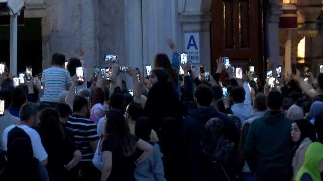 Akşam namazını Eyüpsultan Camisi'nde kılan Cumhurbaşkanı Erdoğan'a vatandaşlardan yoğun ilgi