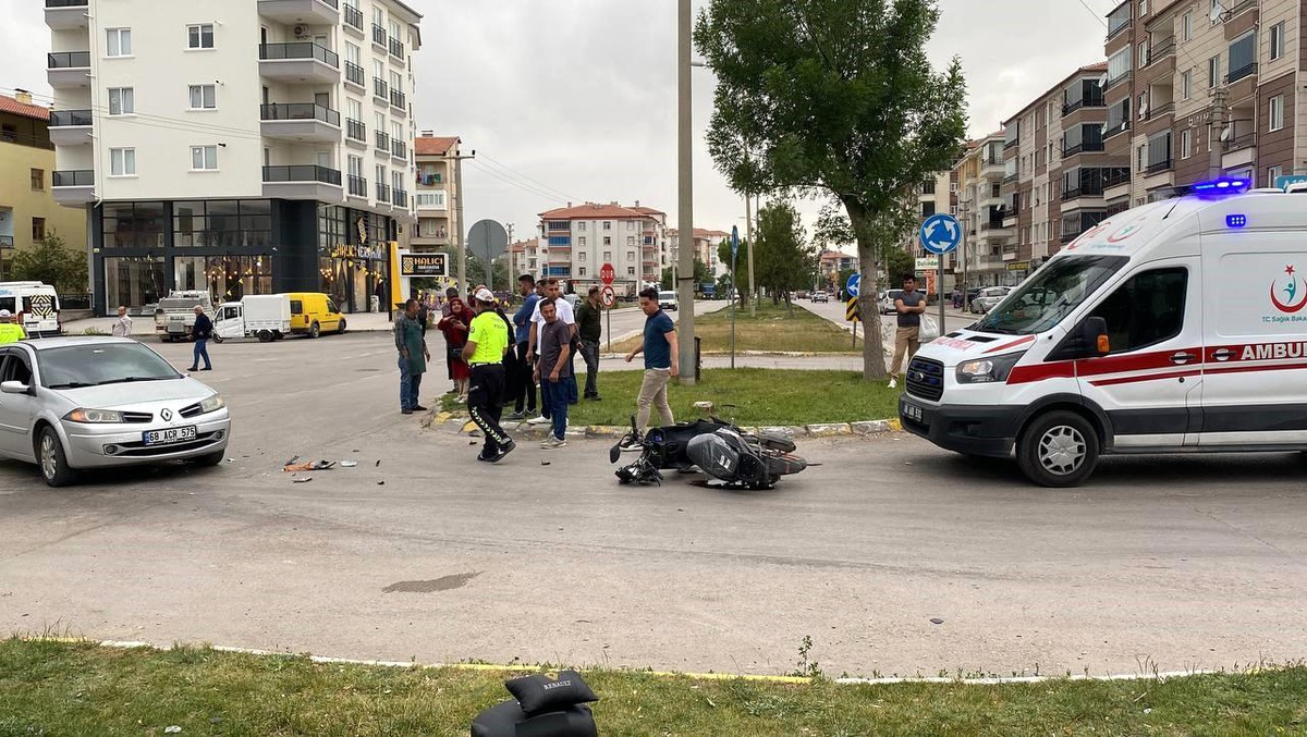 Aksaray\'da Otomobil ile Motosiklet Çarpıştı: 2 Yaralı