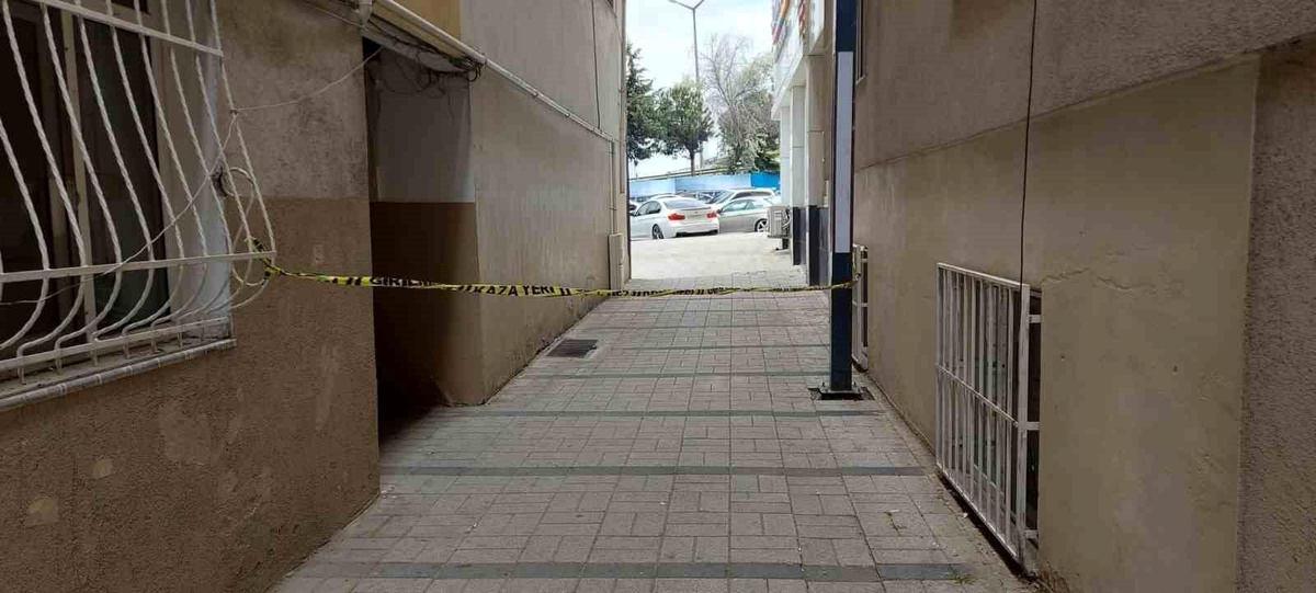 Silivri\'de Annenin ve Ablasının Yanı Sıra Komşusunu da Bıçaklayarak Öldüren Genç, Psikolojik Sorunları Olduğu İçin İşlediği Öğrenildi