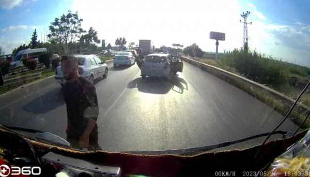 Antalya'da trafikte yol vermeme kavgası Antalya'da trafikte yol vermeme kavgası