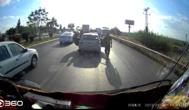 Antalya'da trafikte yol vermeme kavgası Antalya'da trafikte yol vermeme kavgası