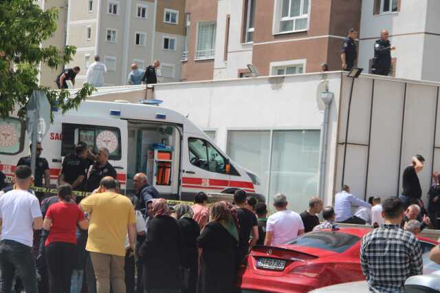 Balkondan düşen çocuğunu kurtarmaya çalışan anne ve 2 çocuğu hayatını kaybetti Balkondan düşen çocuğunu kurtarmaya çalışan anne ve 2 çocuğu hayatını kaybetti