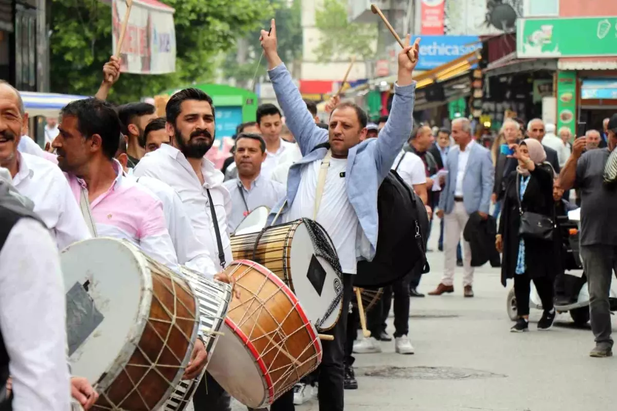 Davulcular, Sakarya\'da seçmenleri oy kullanmaya davet etti