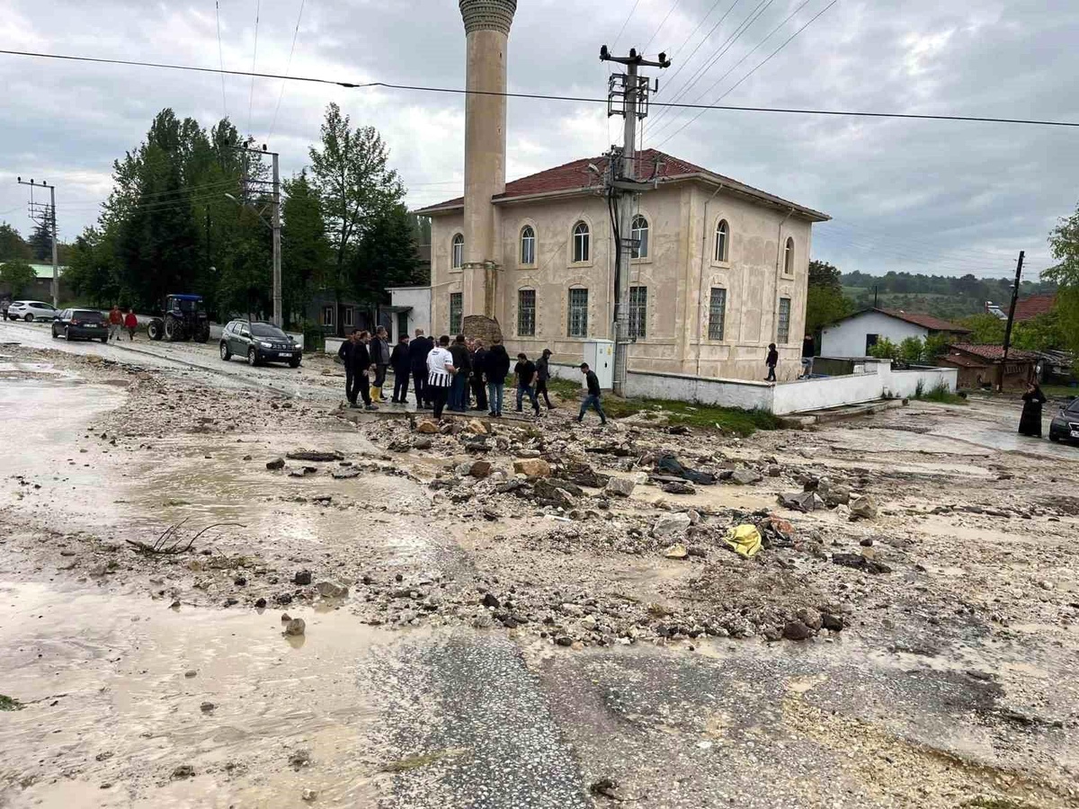 Bozüyük\'te Sel: Evler Su Bastı, Araziler Zarar Gördü
