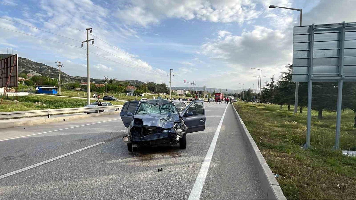 Burdur\'da Otomobil-Motosiklet Çarpışması: 1 Ölü, 1 Yaralı