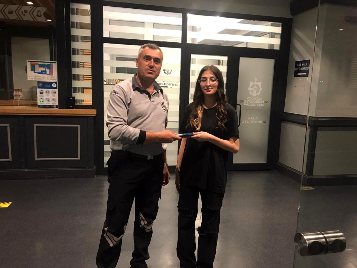 Kocaeli Büyükşehir Zabıtası Düşürülen Eşyaları Sahiplerine Teslim Ediyor