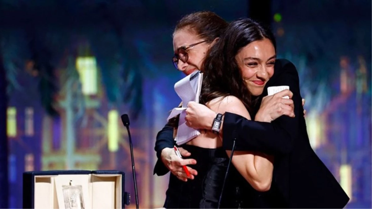 Cannes\'da En İyi Kadın Oyuncu Ödülünü alan Merve Dizdar\'a ünlüler ve siyasetçilerden tebrik yağdı