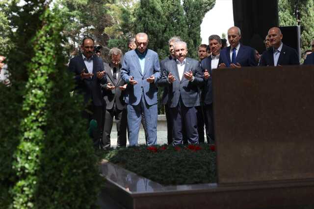 Cumhurbaşkanı Erdoğan, Merhum Cumhurbaşkanı Turgut Özal'ın Kabrini Ziyaret Etti Cumhurbaşkanı Erdoğan, Merhum Cumhurbaşkanı Turgut Özal'ın Kabrini Ziyaret Etti