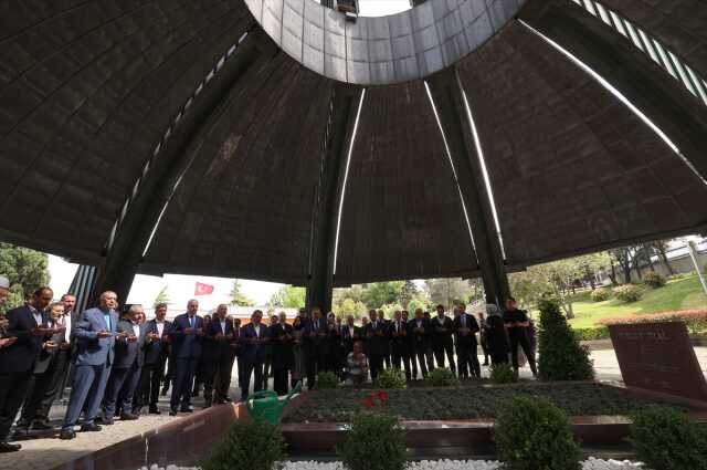 Cumhurbaşkanı Erdoğan, Merhum Cumhurbaşkanı Turgut Özal'ın Kabrini Ziyaret Etti Cumhurbaşkanı Erdoğan, Merhum Cumhurbaşkanı Turgut Özal'ın Kabrini Ziyaret Etti